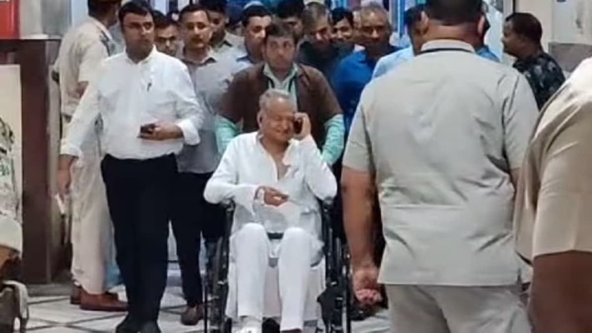 CM Ashok Gehlot Injured: सीएम अशोक गहलोत को बाएं पैर के अंगूठे में चोटी लगी और दायें पैर के अंगूठे का नाखून निकल गया