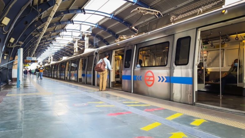 Liquor Carry in Delhi Metro: दिल्ली मेट्रो में शराब ले जाने की छूट देने पर बवाल, महिला कार्यकर्ताओं ने किया विरोध