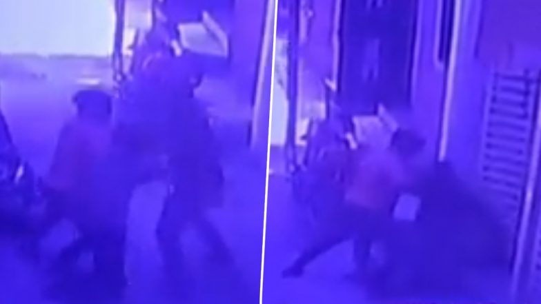 Stabbing Caught on Camera: दिल्ली में नहीं रूक रही 'चाकूबाजी', राजू पार्क इलाके में युवक पर चाकू से ताबड़तोड़ हमला (Watch Video)