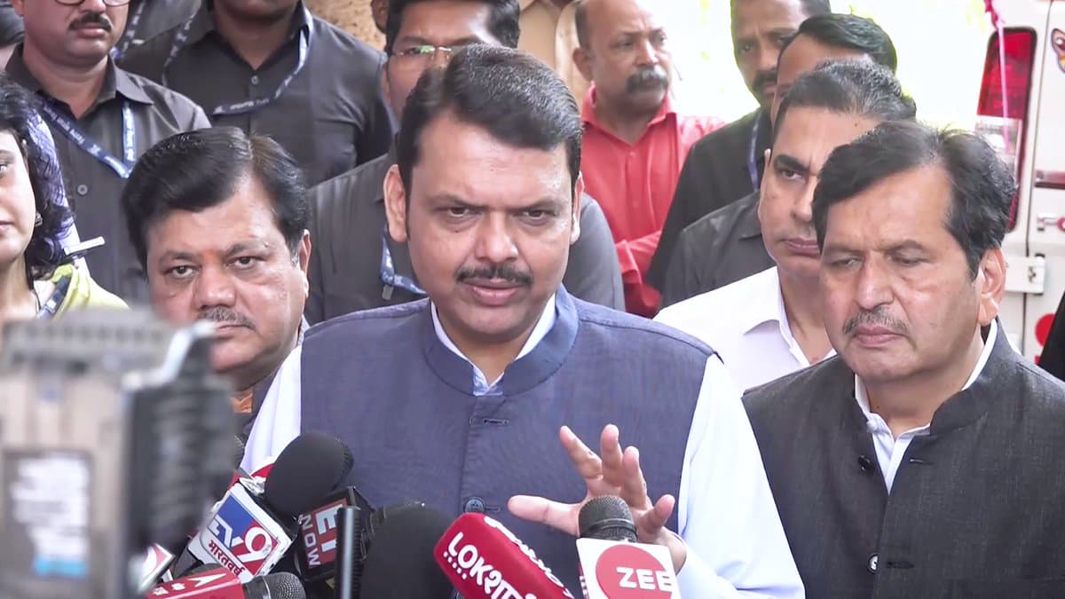 Maharashtra Drug Cases: महाराष्ट्र सरकार का बड़ा एक्शन, डिप्टी सीएम फडणवीस बोले मादक द्रव्य मामले से संबंधित पुलिस के अधिकारियों को निलंबित ही नहीं बर्खास्त भी किया जाएगा