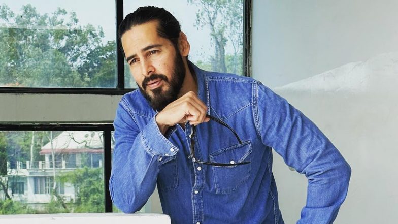 Dino Morea's Phone Dead At Mumbai Airport:  डीनो मोरिया का फोन डेड हुआ, फोटोग्राफर से मांगी मदद