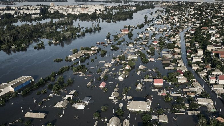Ukraine Dam Collapse: यूक्रेन में बांध टूटने से हाहाकार, पानी में समा गए 30 गांव, 42000 लोगों की जान आफत में!