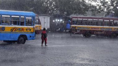 Heavy Rainfall In Kolkata: कोलकाता में भारी बारिश से जनजीवन प्रभावित, जलजमाव से परेशान दिखे लोग