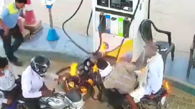 Nagpur Petrol Pump Fire Old Video: युवक पेट्रोल पंप पर भराने गया था तेल, मोबाइल फोन की घंटी बजते ही बाइक में लग गई आग, बड़ा हादसा होने से टला!