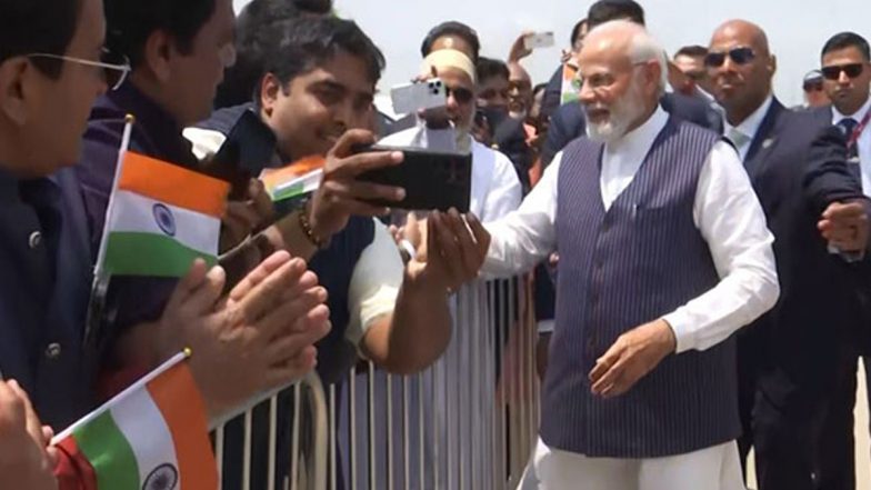 PM Modi Warm Welcome In US: पीएम नरेंद्र मोदी पहुंचे अमेरिका के न्यूयॉर्क, एयरपोर्ट पर हुआ भव्य स्वागत (Watch Video)