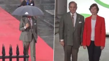 Pakistan PM Shehbaz Sharif Snatches Umbrella From Woman: पाकिस्तान के पीएम शहबाज शरीफ ने महिला अधिकारी से छीना छाता, Video वायरल होने पर जमकर हो रही आलोचना