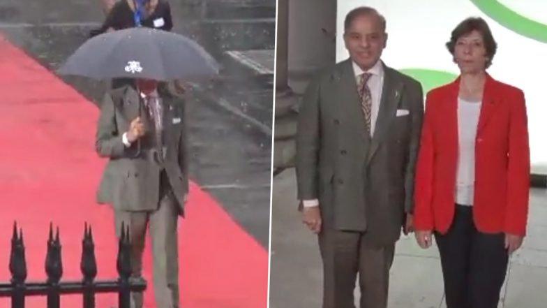 Pakistan PM Shehbaz Sharif Snatches Umbrella From Woman: पाकिस्तान के पीएम शहबाज शरीफ ने महिला अधिकारी से छीना छाता, Video वायरल होने पर जमकर हो रही आलोचना