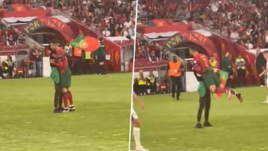 Pitch Invader Hugs Cristiano Ronaldo: आगमी यूईएफए यूरो कप क्वालिफायर के दौरान ग्राउंड में घुसा फैन, क्रिस्टियानो रोनाल्डो को लगाया गले फिर पैरो में गिरा, दोनों ने किए 'एसआईयूयूयू' सेलिब्रेशन, देखें तस्वीरें और वीडियो