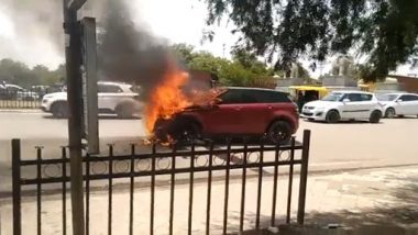 Fire In Moving Range Rover: नोएडा में चलती रेंज रोवर कार में लगी आग, ड्राइवर ने ऐसे कूद कर बचाई जान (Watch Video)