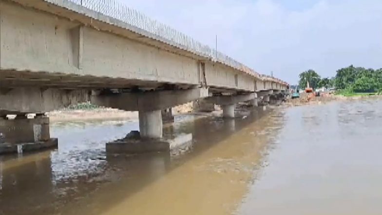Bihar: बिहार में फिर आई लापरवाही सामने, अब 'मेची' नदी पर निर्माणाधीन पुल का पाया धंसा (Watch Video)
