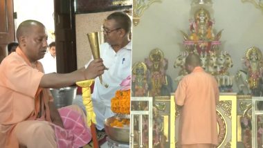 CM Yogi offers Prayers at Goraknath Temple: सीएम योगी का 51वां जन्मदिन, मुख्यमंत्री ने गोरखपुर के गोराखानाथ मंदिर में की पूजा-अर्चना (Watch Video)