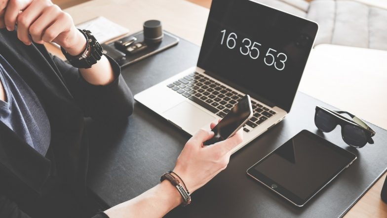 Work From Home and Sex Survey: वर्क फ्रॉम होम करने वाले 7 लोगों में 1 काम के घंटों के बीच करता है सेक्स, सर्वे में हुआ चौंकाने वाला खुलासा