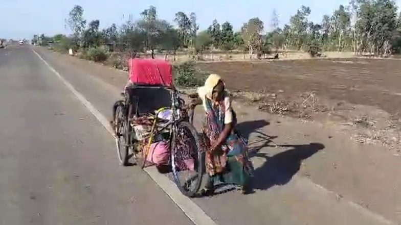 VIDEO: दिव्यांग मां के पास नहीं थे बस के पैसे, ट्राई साइकिल से 170 KM तय कर बेटी से मिलने पहुंची बुजुर्ग