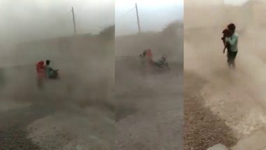 Gujarat Cyclone Viral Video: गुजरात में चक्रवाती तूफान के बीच फंसा बाइकसवार, वीडियो में देखिए कैसे बची जान