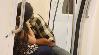 Delhi Metro Kissing Video: दिल्ली मेट्रो से किसिंग का एक और वीडियो हुआ वायरल, सरेआम लिपलॉक करता दिखा कपल