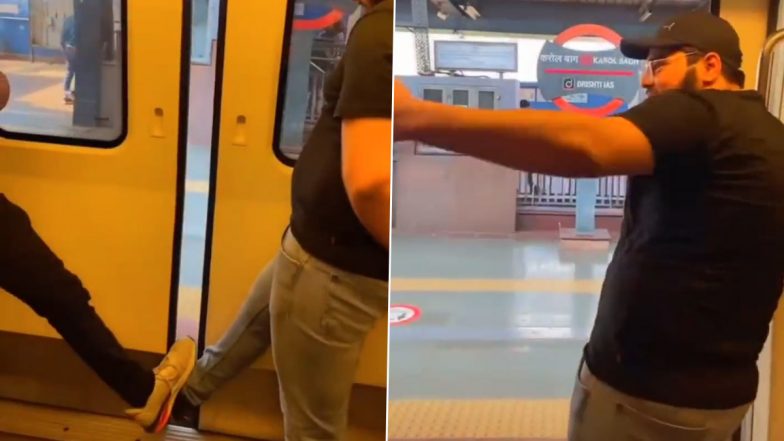Viral Video: दिल्ली मेट्रो के स्वचालित दरवाजे से छेड़छाड़ करते दिखे युवक, करोल बाग स्टेशन से वीडियो हुआ वायरल