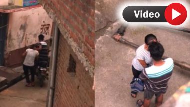 UP: बीच सड़क पर छात्रा के साथ छेड़छाड़, लड़की को मारा थप्पड़, VIDEO देख खून खौल उठेगा