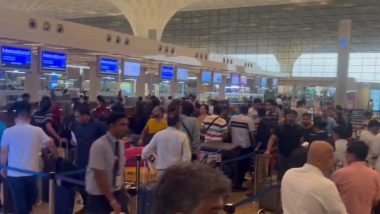 Chaos at Mumbai Airport: फ्लाइट में देरी होने से मुंबई एयरपोर्ट पर इंदौर के यात्रियों ने किया हंगामा (Watch Video)