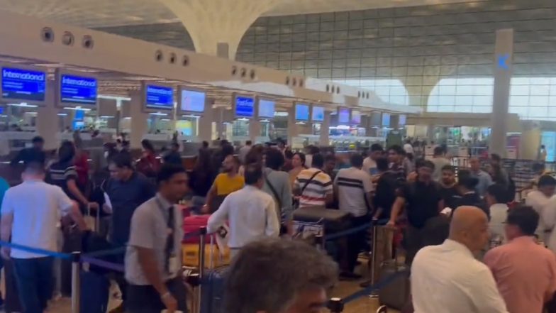 Chaos at Mumbai Airport: फ्लाइट में देरी होने से मुंबई एयरपोर्ट पर इंदौर के यात्रियों ने किया हंगामा (Watch Video)