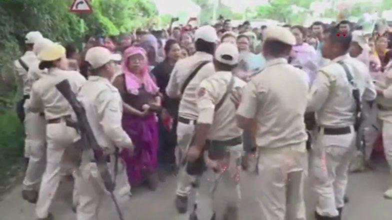 मणिपुर : दो युवकों की मौत का विरोध कर रहे छात्रों पर पुलिस ने किया लाठीचार्ज, 30 छात्र घायल