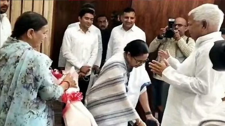 VIDEO: लालू यादव के छुए पैर, राबड़ी के लिए लाईं साड़ी... मुलाकात के बाद बोलीं ममता बनर्जी- एक साथ लड़ेगा विपक्ष