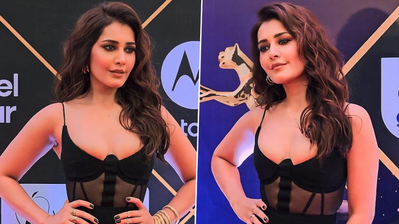 Shahid Kapoor की हीरोइन Rashi Khanna ने ब्लैक कटआउट गाउन पहन बिखेरा जलवा, एक्ट्रेस की हॉटनेस देख मदहोश हुए यूजर्स (Watch Video)
