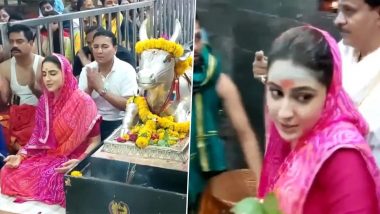 Sara Ali Khan Visited Mahakaleshwar Temple: सारा अली खान ने उज्जैन पहुंच महाकाल के किए दर्शन, भजन की धुन में मग्न दिखीं एक्ट्रेस (Watch Viral Video)