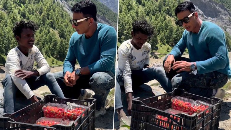 हिमांचल पहुंचे Sonu Sood ने Sooraj Kumar को लेकर दिखाई दरियादिली, खरीदी सारी स्ट्रॉबेरी, बोले - 'एक बिहारी सौ पर भारी' (Watch Video)