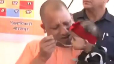 CM Yogi Feeding Small Girl: सीएम योगी आदित्यनाथ ने छोटी कन्याओं को खिलाई खीर, उन्हें उपहार भी दिए (Watch Video)