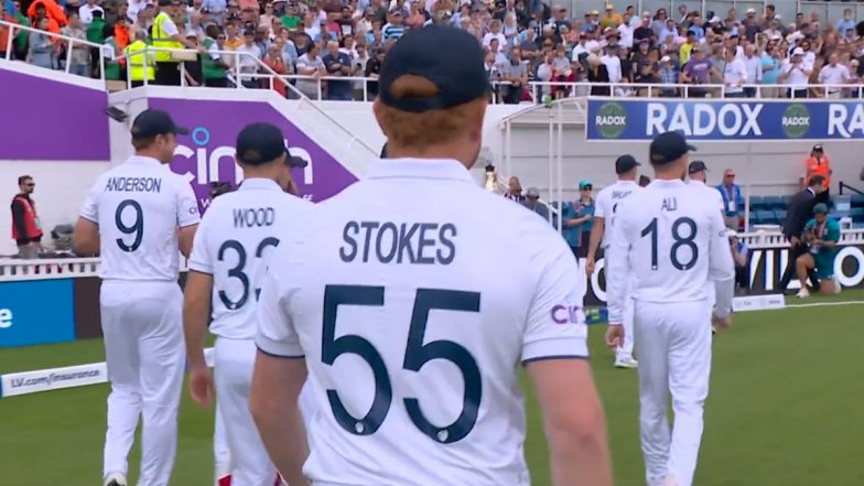 England Players Wear Teammates Name Jersey: अल्जाइमर सोसायटी का समर्थन करने के लिए ऑस्ट्रेलिया के खिलाफ पांचवें एशेज टेस्ट के तीसरे दिन इंग्लैंड के खिलाड़ियों ने अपने साथियों की पहनी जर्सी, देखें वीडियो