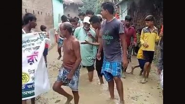 West Bengal Panchayat Election 2023: जनता ने टीएमसी विधायक को कीचड़ भरी सड़क पर चलने को किया मजबूर, आगामी पंचायत चुनावों के लिए गए थे प्रचार करने