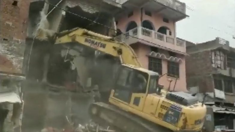 UP Rape Case: फतेहपुर में लव जिहाद और रेप के आरोपी सोनू उर्फ सिकंदर के घर को ढहाने का काम जारी, देखें वीडियो