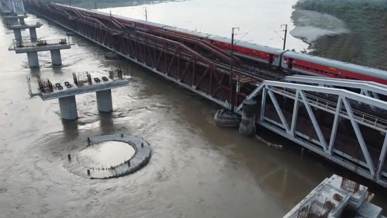 Delhi: आज सुबह 7 बजे यमुना का जलस्तर खतरे के निशान के पार, पानी का लेवल 205.81 मीटर पहुंचा, देखें वीडियो