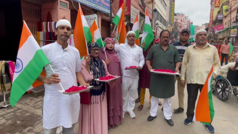 वाराणसी में मुस्लिम समुदाय ने सांप्रदायिक सौहार्द का पेश किया आदर्श मिसाल, कांवरियों पर फूल बरसाकर किया स्वागत