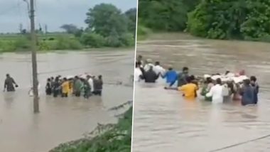 Telangana Floods: तेलंगाना के कई जिले में बाढ़ जैसी स्थिति, जान जोखिम में डालकर मृतक का अंतिम संस्कार करने के लिए ग्रामीणों ने कमर तक पानी में निकाला जुलूस; देखें वीडियो