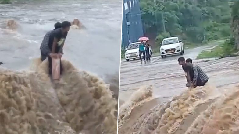 Video: उदयपुर के मोरवानिया में दो युवक मोटरसाइकिल पर पुल पार करने की कोशिश करते समय फंस गए, देखें वीडियो