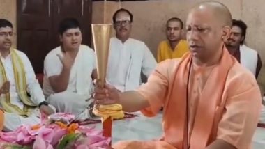 CM Yogi Rudrabhishek Video: मुख्यमंत्री योगी आदित्यनाथ ने गोरखपुर के गोरखनाथ मंदिर में रुद्राभिषेक किया, देखें वीडियो