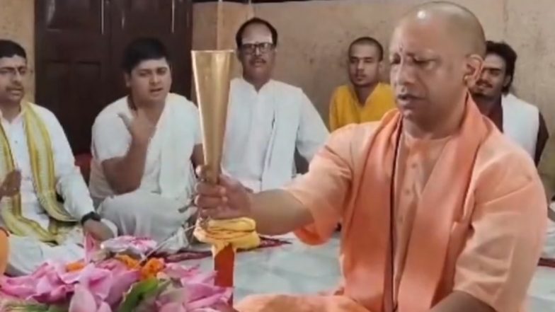CM Yogi Rudrabhishek Video: मुख्यमंत्री योगी आदित्यनाथ ने गोरखपुर के गोरखनाथ मंदिर में रुद्राभिषेक किया, देखें वीडियो