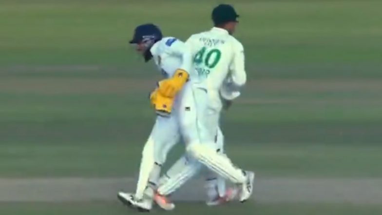 Abrar Ahmed Funny Moment With Wicketkeeper: पाकिस्तान के नंबर 11 बल्लेबाज अबरार अहमद ने मैदान पर आउट होने से बचने के लिए श्रीलंकाई विकेटकीपर के साथ किया अजीब हरकत, देखें वीडियो