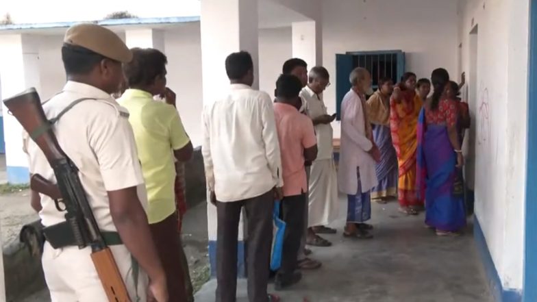 WB Panchayat Elections 2023: पश्चिम बंगाल में हिंसा के बीच पंचायत चुनाव के लिए वोटिंग जारी, सुरक्षा के कड़े इंतेजाम- Video