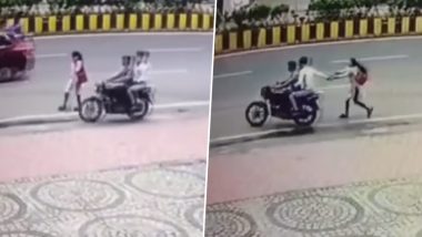 Phone Snatching Video: फोन पर बात करते हुए सड़क पर  चल रही महिला का बाइक सवारों ने छिना फोन, देखें वीडियो