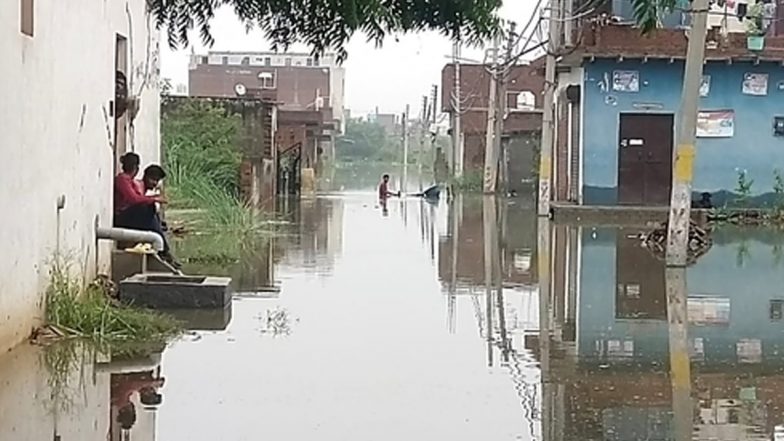 UP Rains: गाजियाबाद की दौलत नगर कॉलोनी में भारी बारिश के चलते सैकड़ों लोग घरों में फंसे, पांच से 12 फुट तक पानी में डूबे मकान