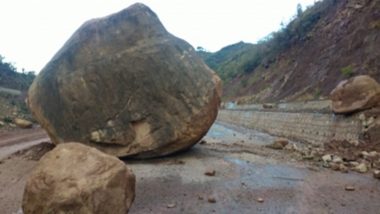 Jammu-Srinagar Highway: पत्थरों के गिरने के कारण जम्मू-श्रीनगर राष्ट्रीय राजमार्ग को वाहन यातायात के लिए किया गया बंद