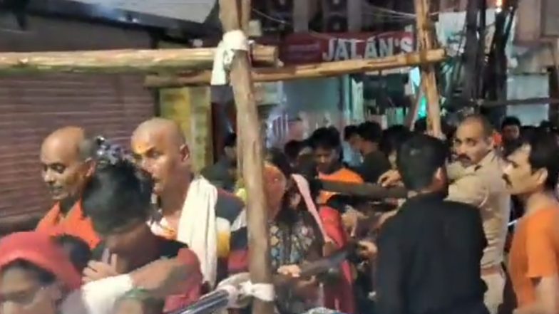 Sawan Somwar 2023: सावन के पहले सोमवार पर भक्तों ने काशी विश्वनाथ मंदिर में की पूजा, कावड़ियों की लगी कतार