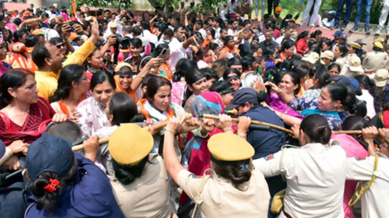 Rajasthan: राजस्थान भाजपा महिला मोर्चा ने गहलोत सरकार को कोसा, सीएम आवास का किया घेराव