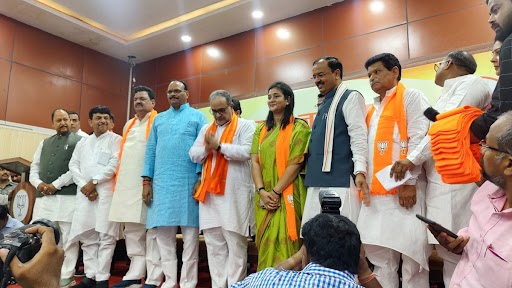 UP Politics: यूपी में भाजपा की सेंधमारी से विपक्षी खेमें में बना दबाव