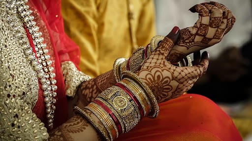 Karnataka: केंद्र द्वारा जारी किए गए दिशानिर्देश के मद्देनज़र कर्नाटक में चूड़ी पहनने पर लगी रोक