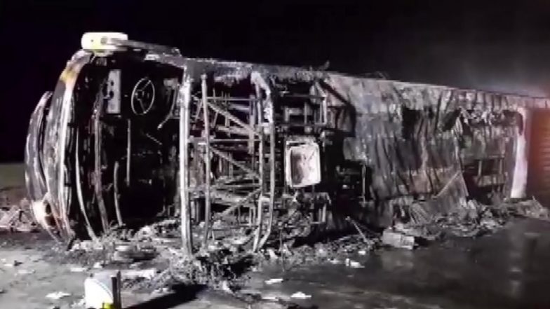 Buldhana Bus Tragedy: सीएम एकनाथ शिंदे और डिप्टी सीएम फडणवीस पहुंचे दुर्घटनास्थल, बुलढाना में समृद्धि महामार्ग एक्सप्रेसवे पर हुआ है बस हादसा- Video
