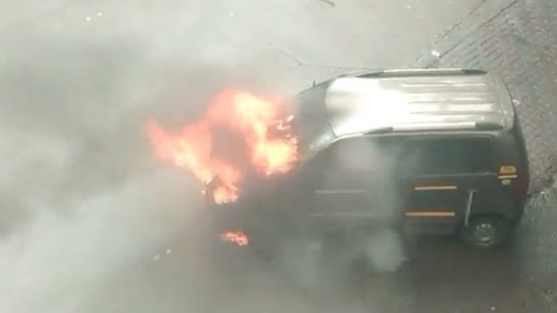 Mumbai Car Fire Video: मुंबई में अंधेरी रेलवे स्टेशन के बाहर कार में लगी आग, धू-धू कर जली
