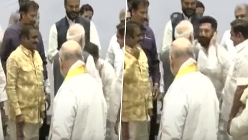 Chirag Paswan Touches PM Modi's Feet: एनडीए की बैठक में चिराग ने छुए पीएम मोदी के पैर, प्रधानमंत्री ने लगाया गले- Watch Video